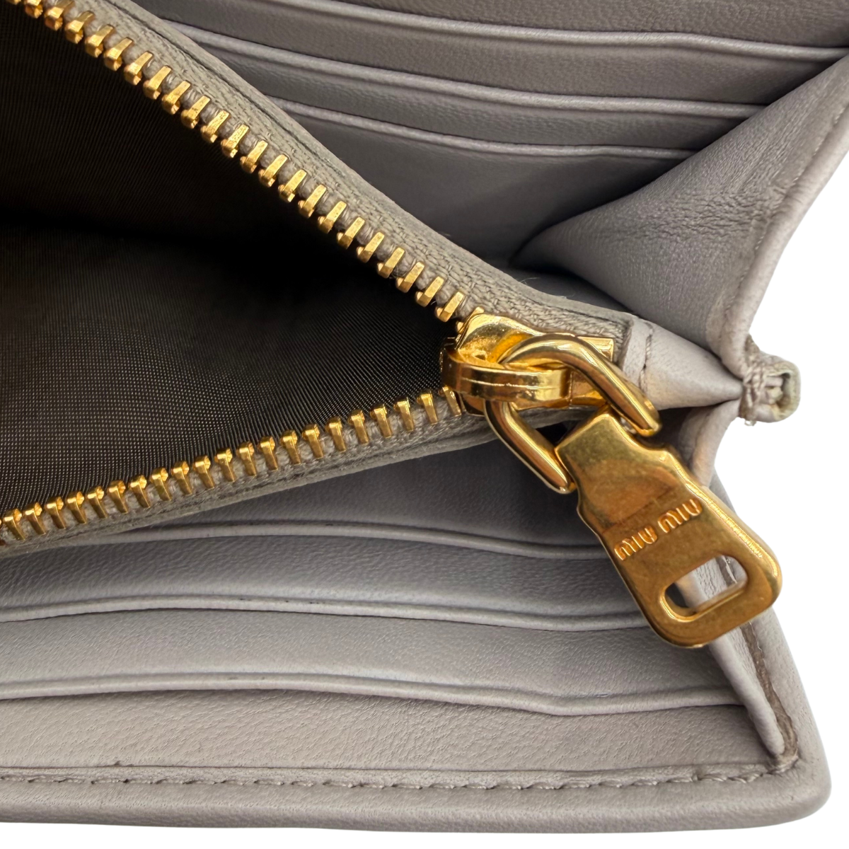 Cartera Miu Miu Matelassé Gris