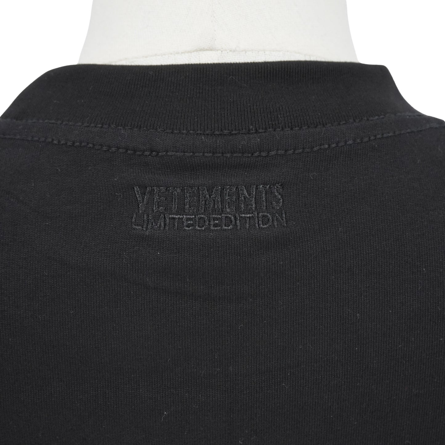 Playera Vetements V Negra