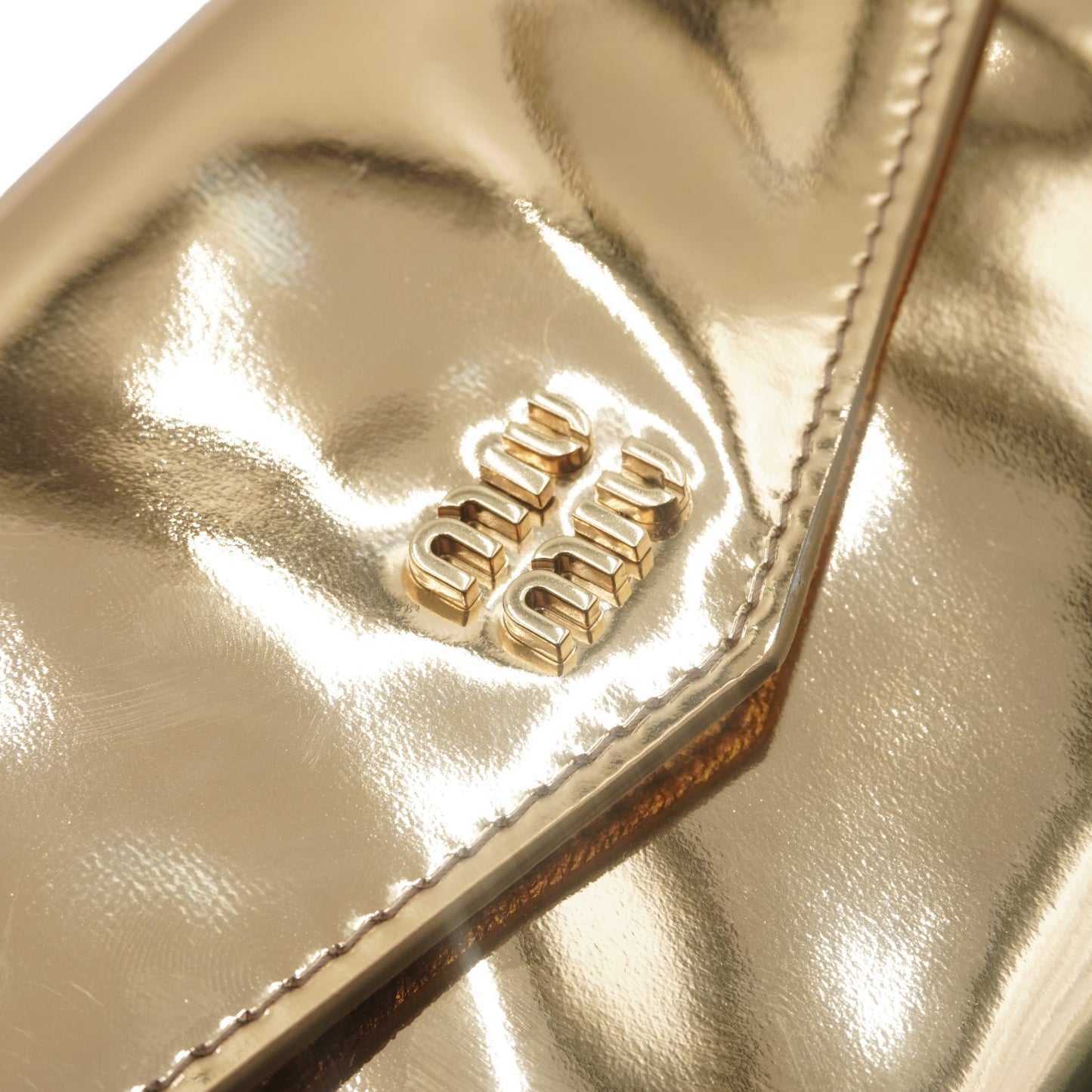 Bolsa Miu Miu Hand Clutch Dorada