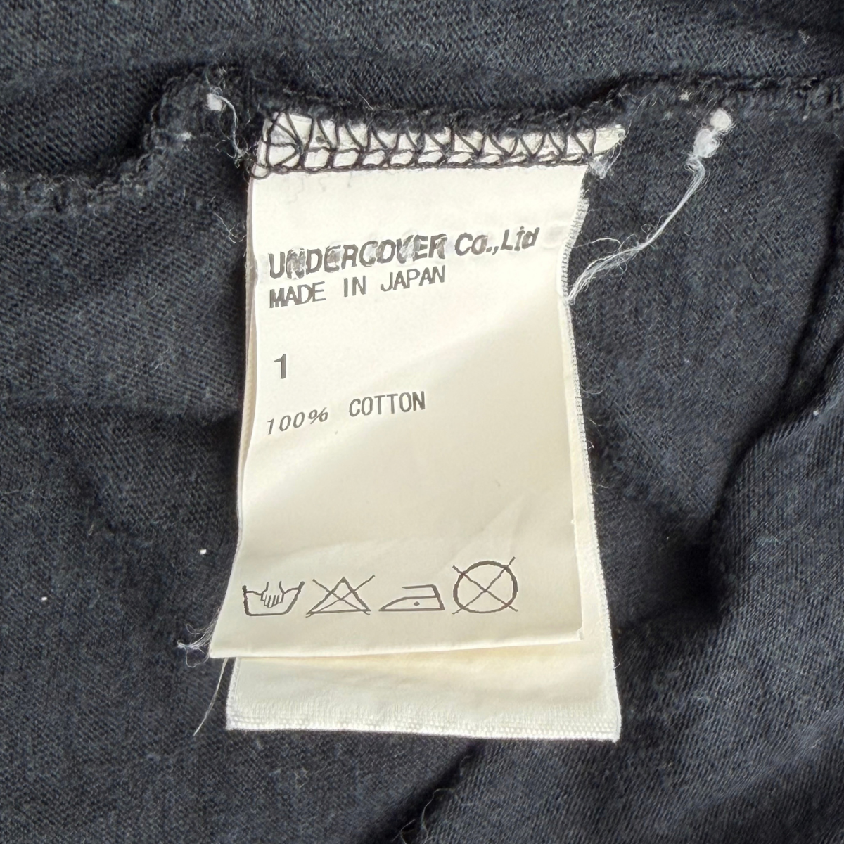 Playera Undercover Bee and Rose Negro