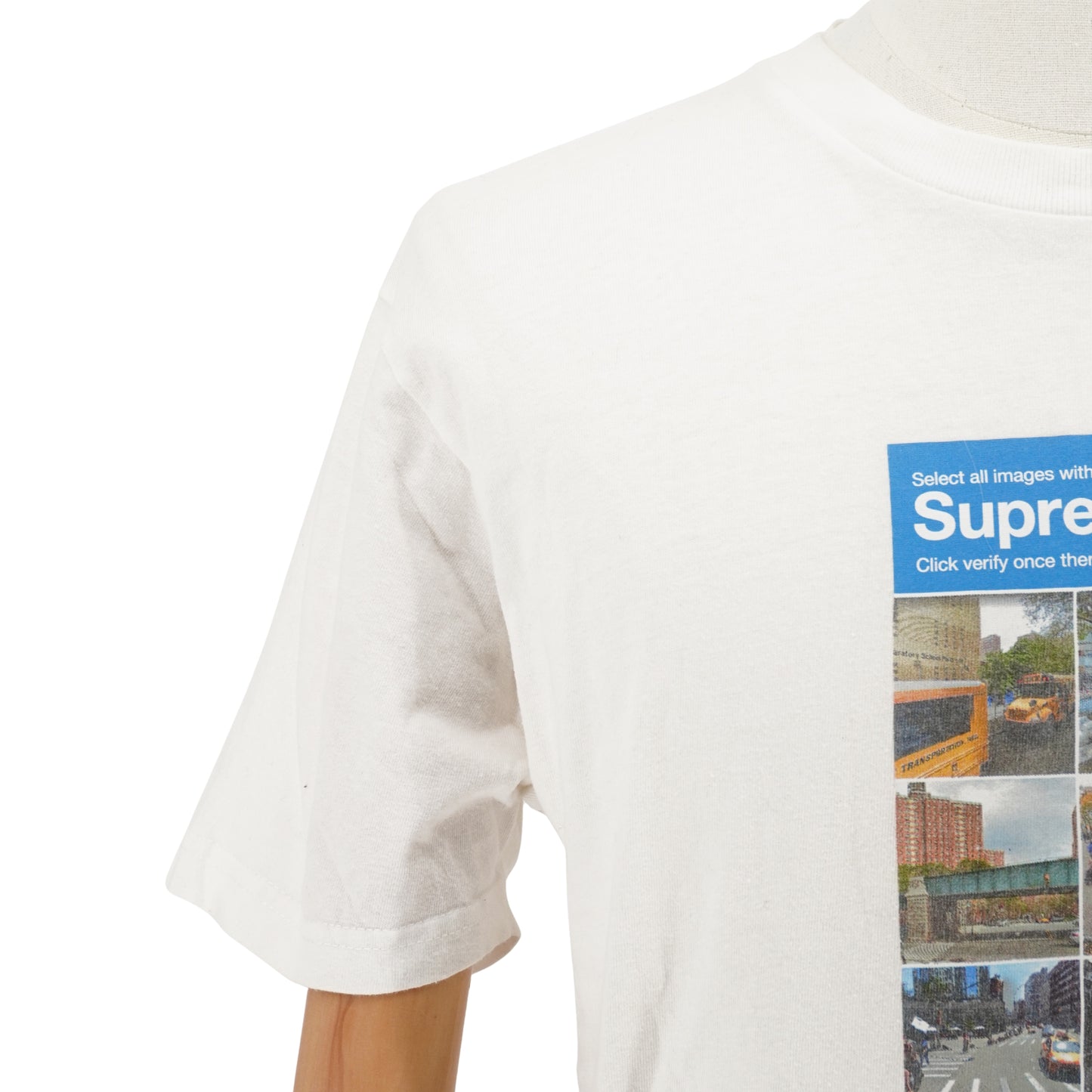 Playera Supreme Graphic Logo NOT A ROBOT