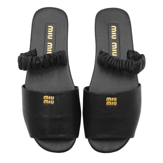 Slides Miu Miu Logo-Embossed Leather Scrunched Strap