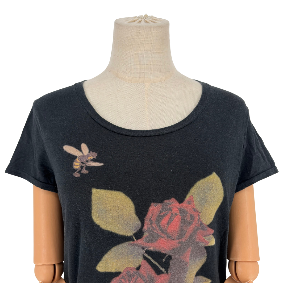 Playera Undercover Bee and Rose Negro