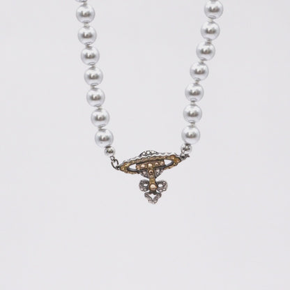 Collar Vivienne Westwood Negro Dorado Bas Relief