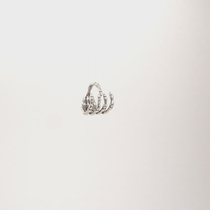 Vivienne Westwood Anillo Skeleton Hand Wrap Silver