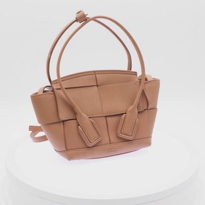 Bolsa Bottega Veneta Arco Mini Marrón Claro
