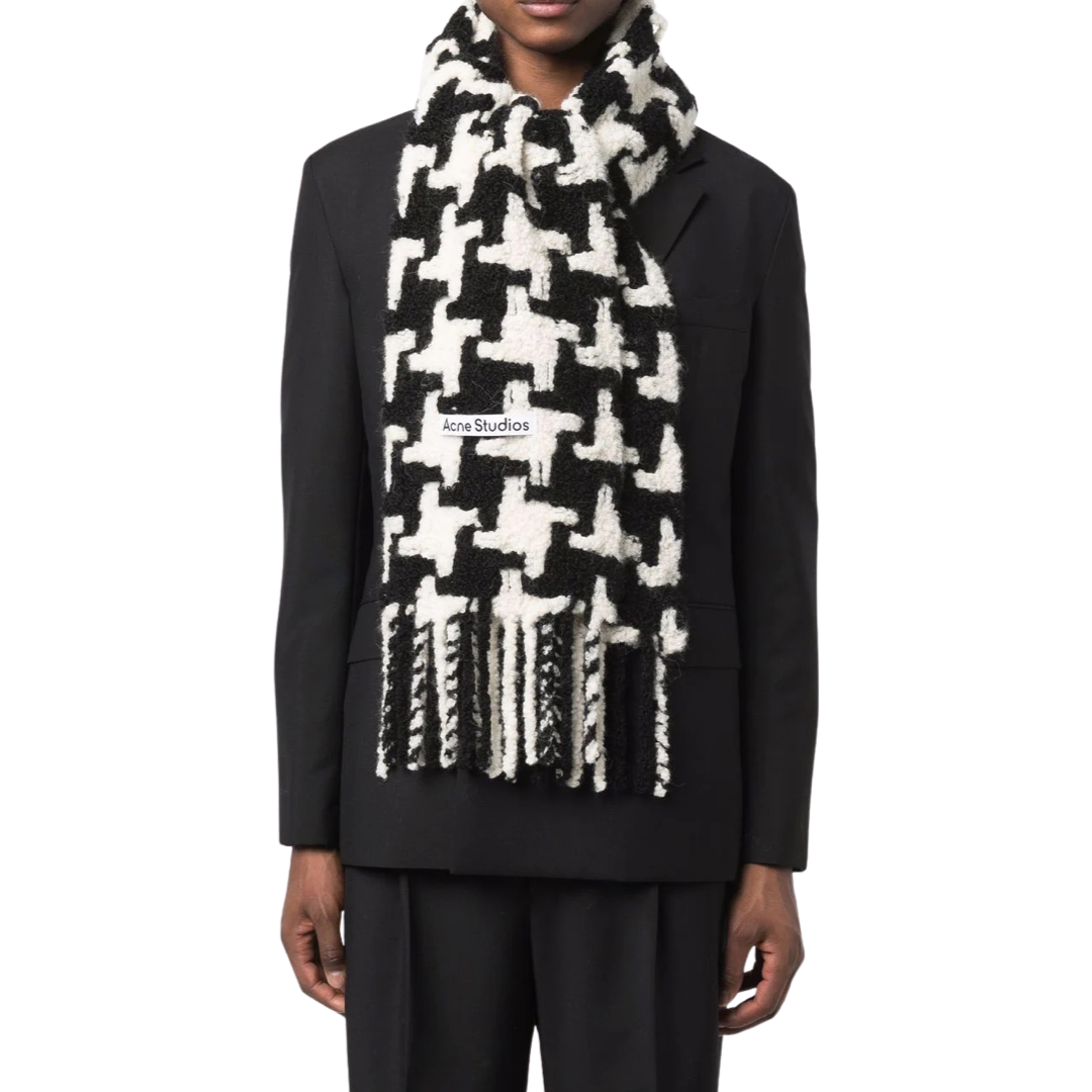 Houndstooth-Pattern Knitted Scarf